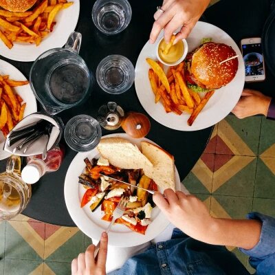 Regelmäßige gemeinsame Mittagspausen mit regionaler Mahlzeit